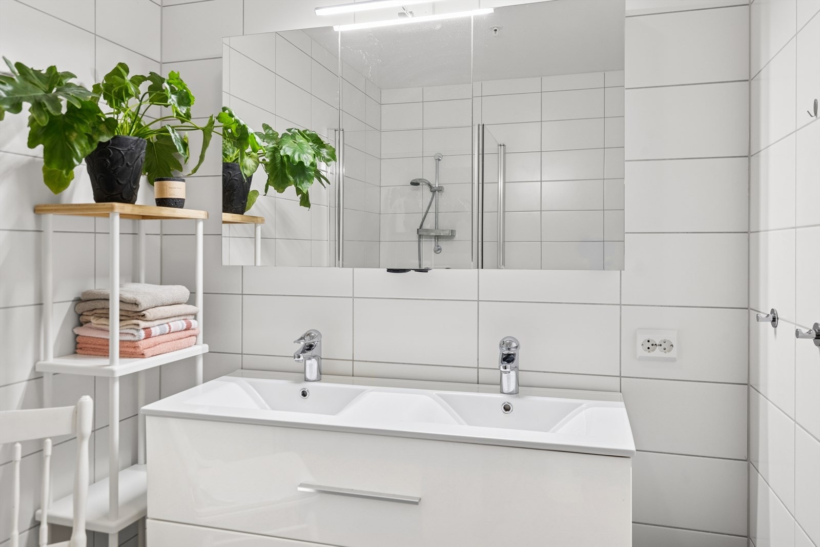 Innredning med dobbel nedfelt servant og praktisk oppbevaring. Galleribilde