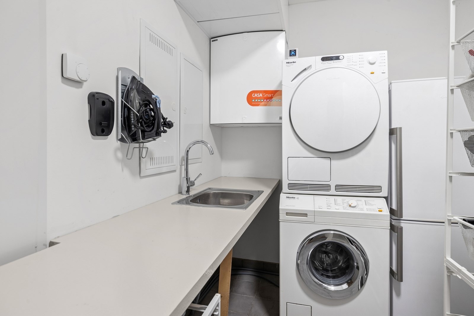 Eget vaskerom med opplegg for vaskemaskin og tørketrommel. Galleribilde