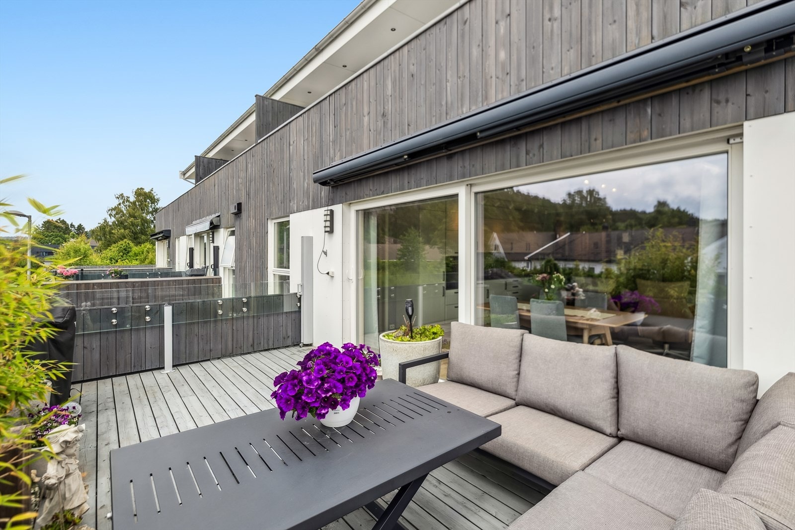 Elektrisk markise sørger for behagelig skygge på varme dager. Galleribilde