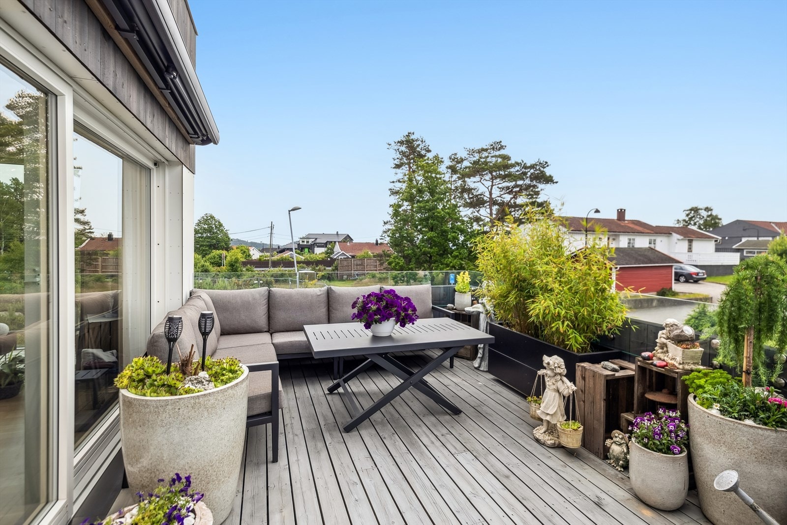 Stor og solrik balkong med god plass til utemøbler. Galleribilde