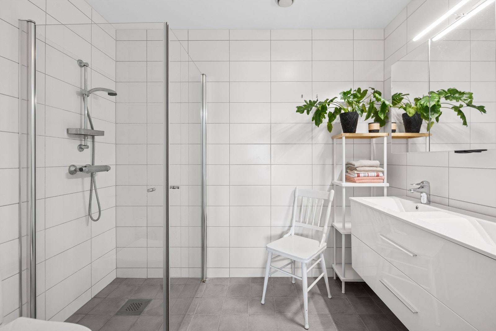 Lyst og moderne bad med fliser og varme i gulv. Galleribilde