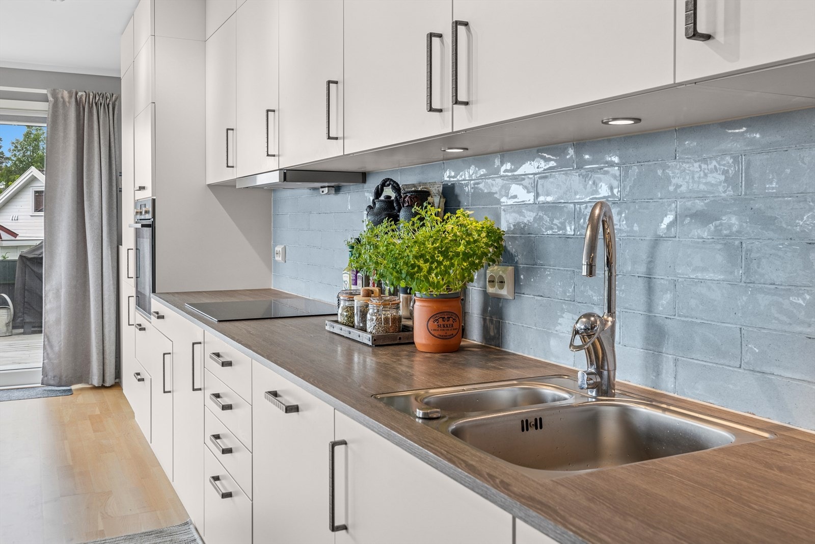 Stilrent kjøkken med integrerte hvitevarer. Galleribilde