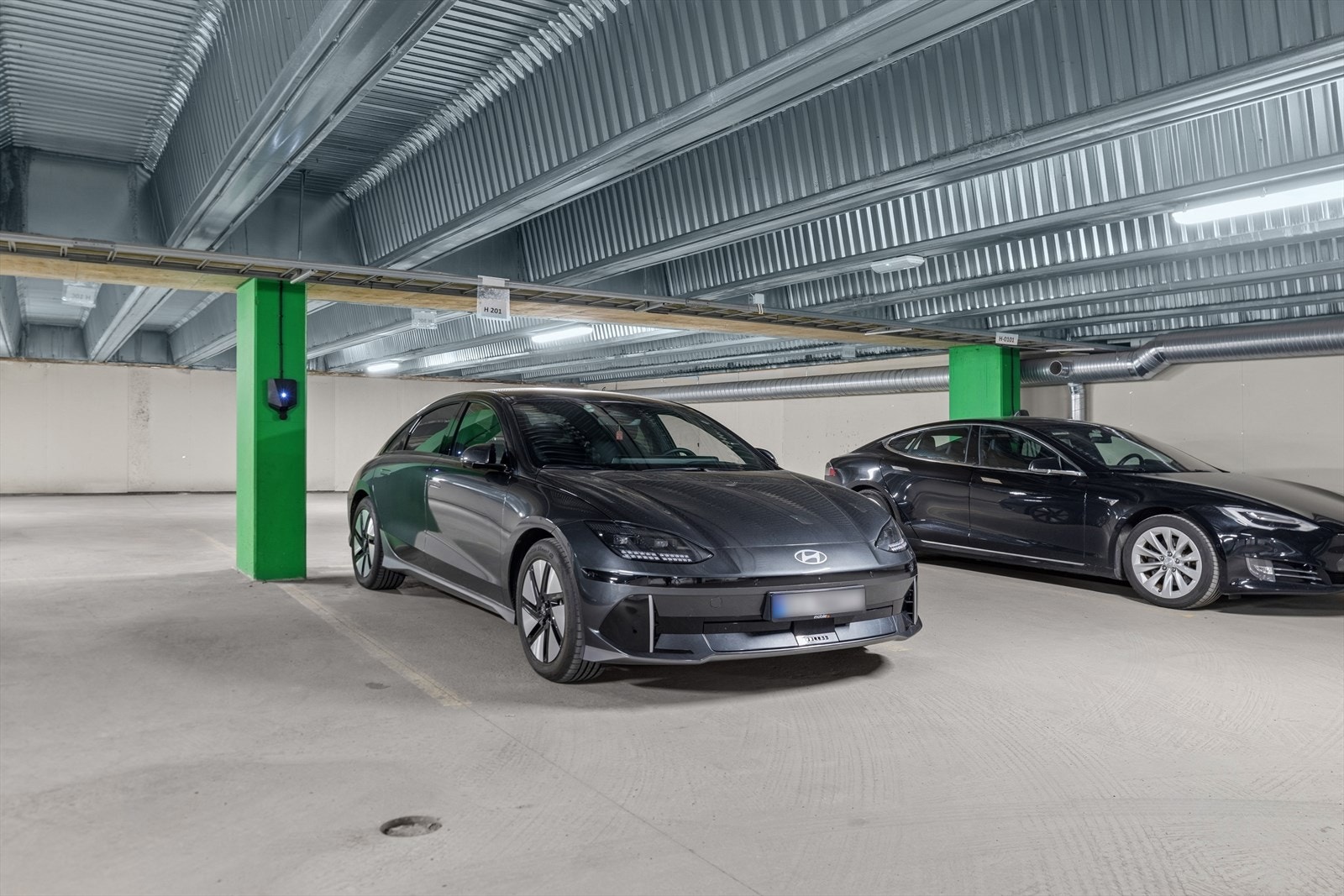 Parkering i garasjekjeller med installert elbillader. Galleribilde