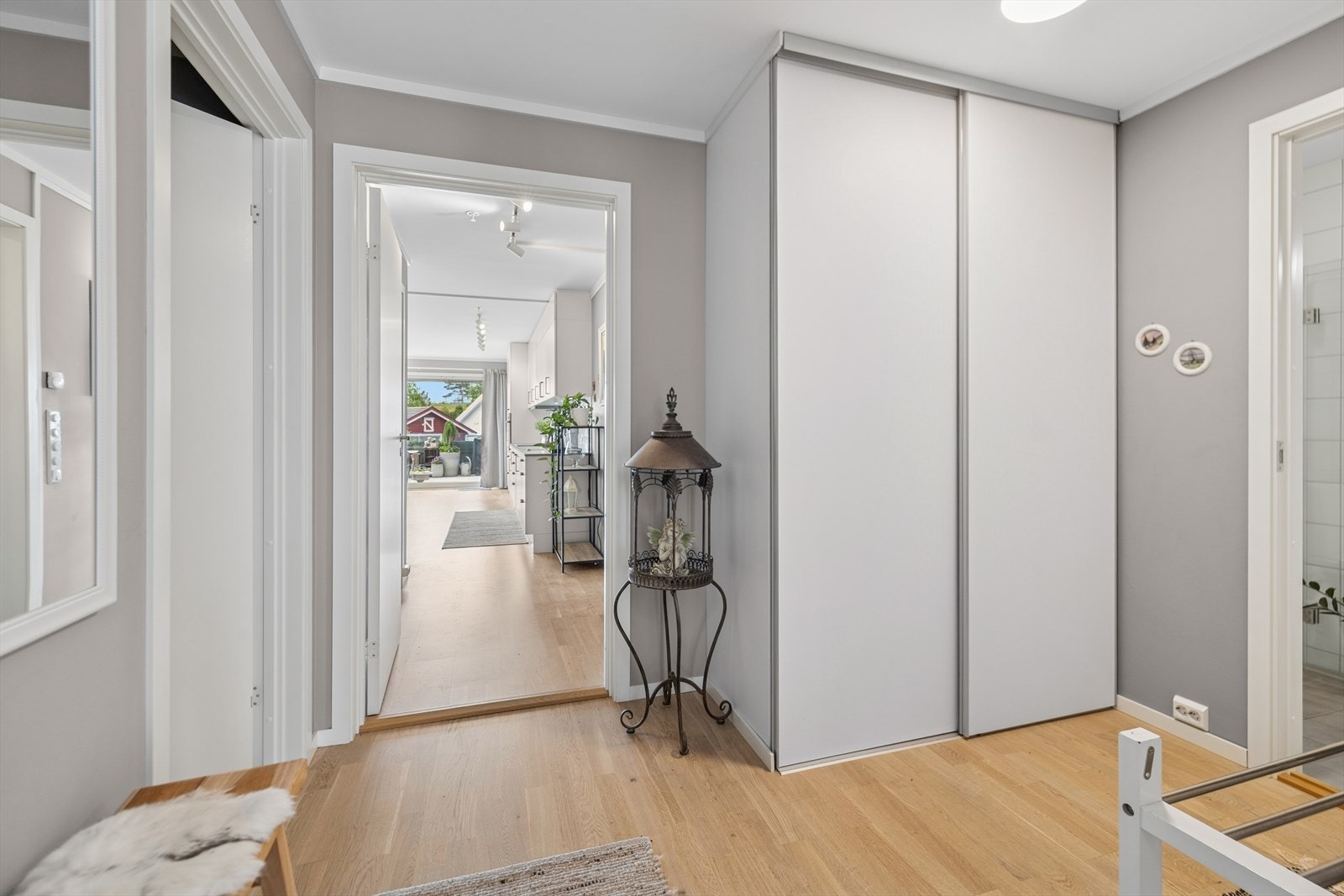 Romslig entré med garderobeplass. Galleribilde