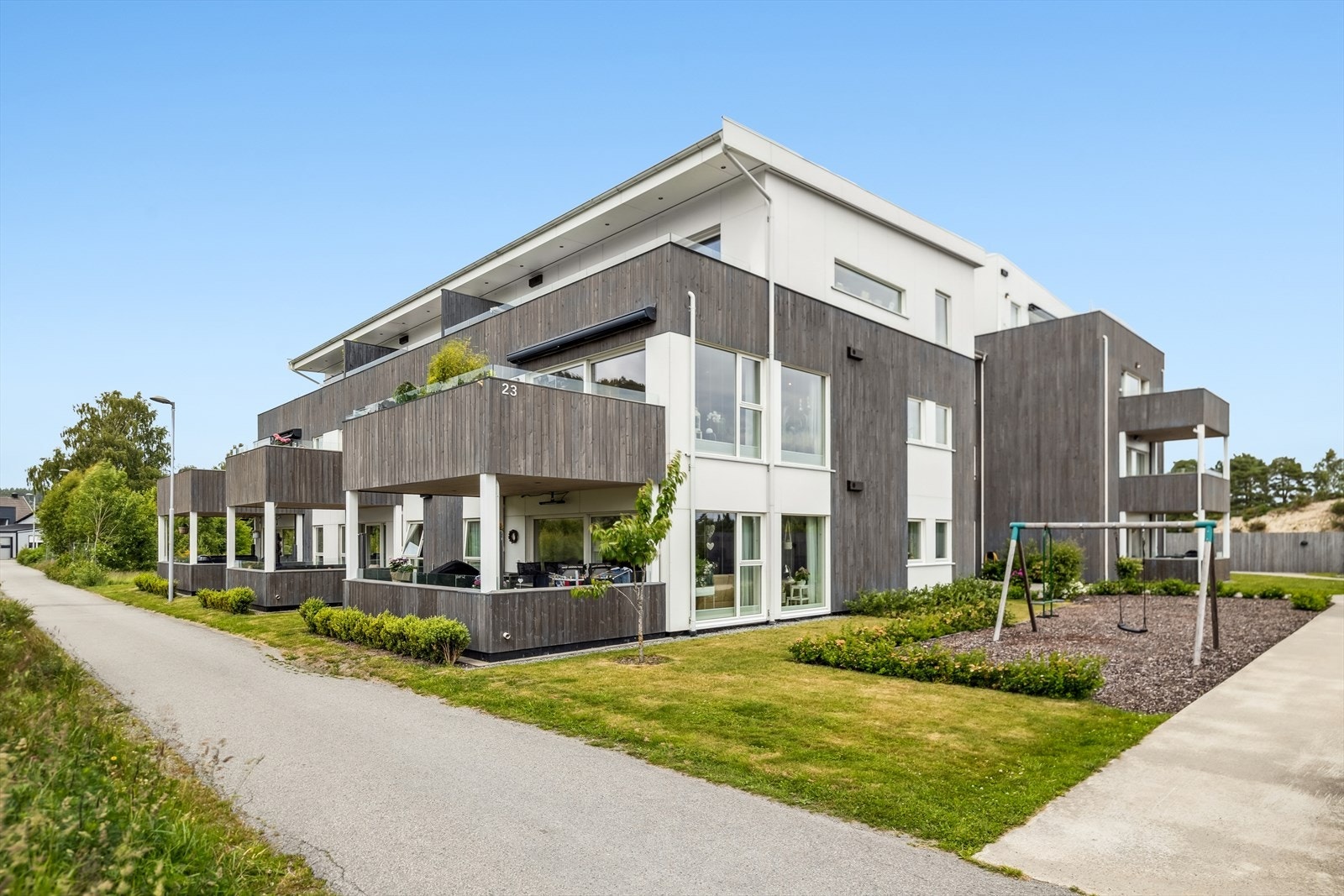 Leiligheten ligger i byggets hjørne i 2. etasje og har store vindusflater. Galleribilde