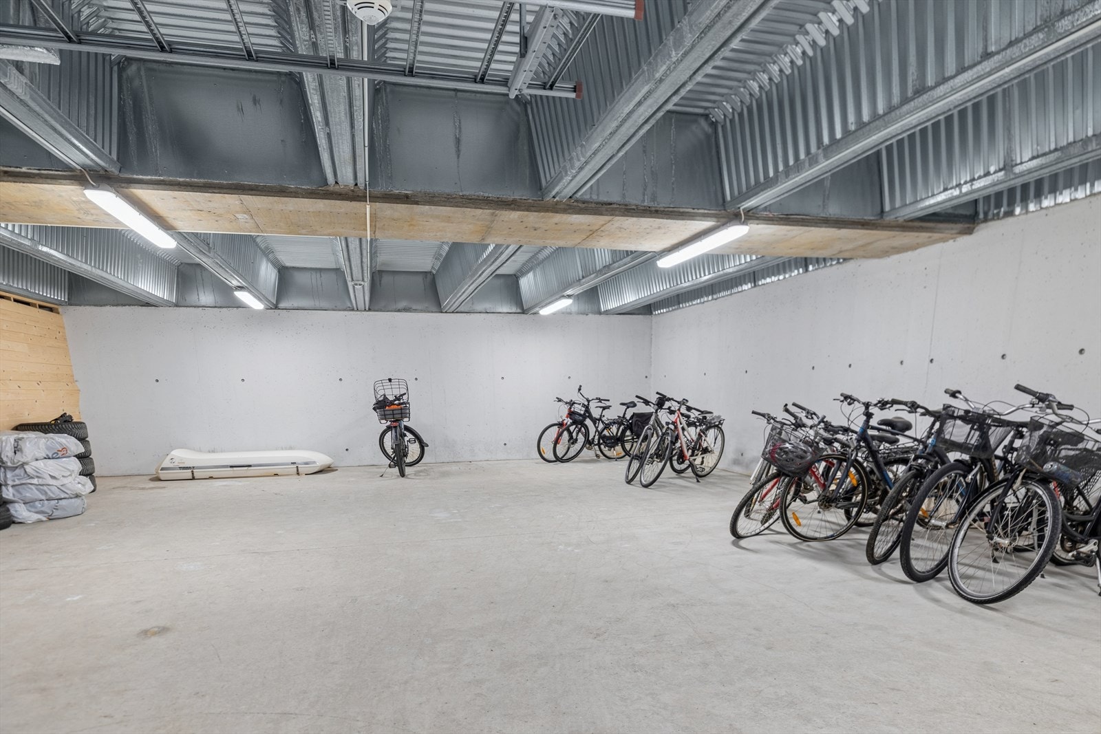 Sykkelparkering i kjeller. Galleribilde