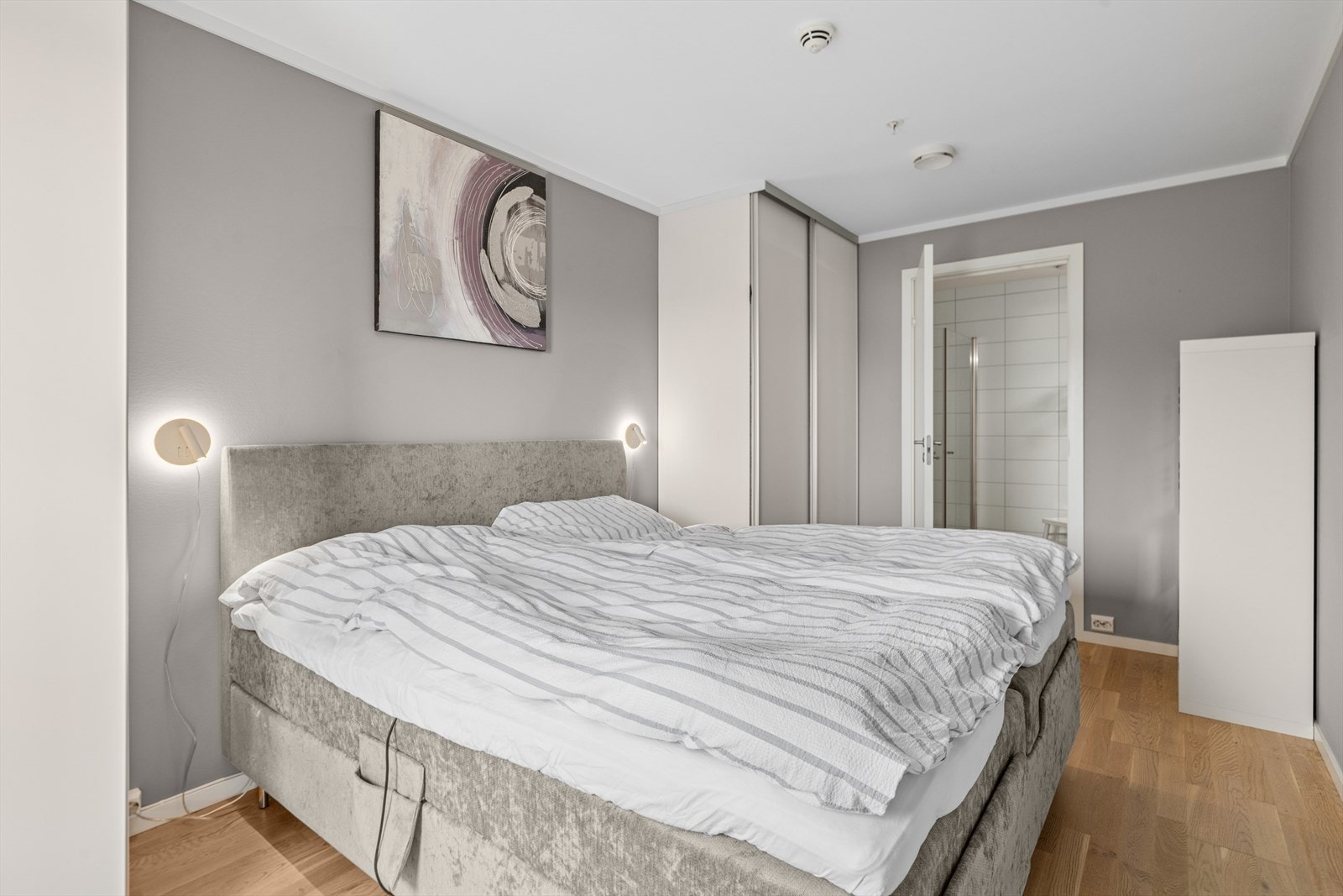 Hovedsoverom med plass til dobbeltseng og garderobeskap. Direkte inngang til bad. Galleribilde