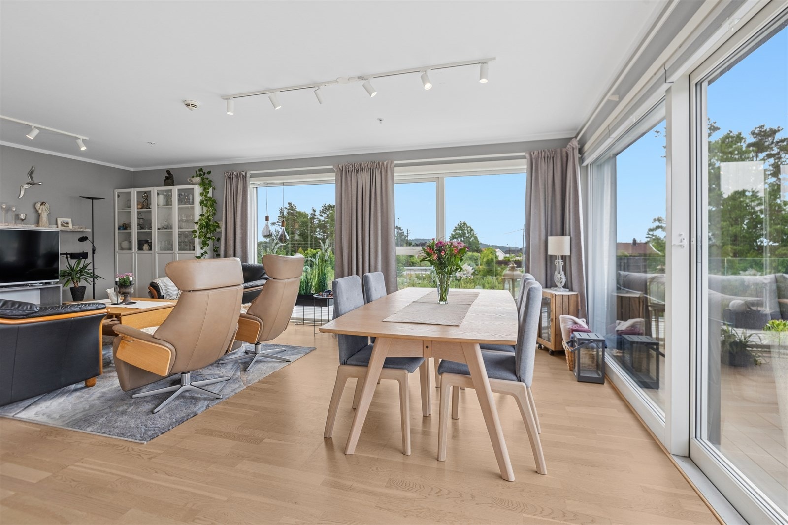 Åpent og fint med store vindusflater. Galleribilde