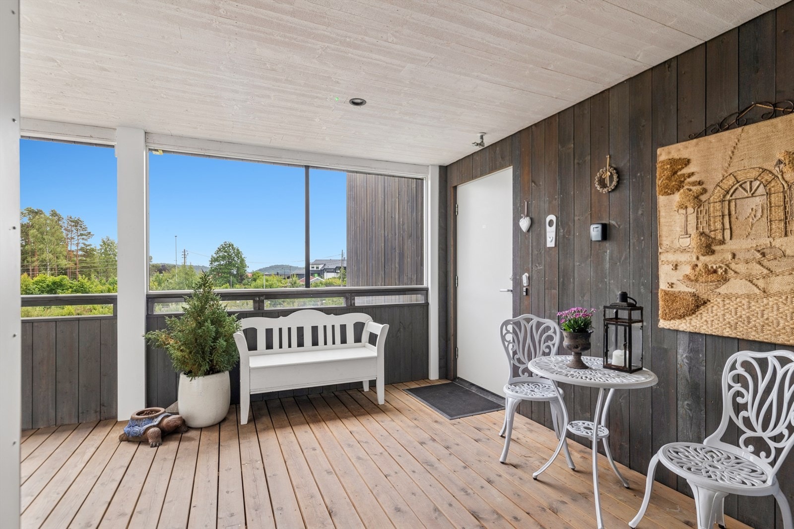 Overbygget og innbydende inngangsparti. Galleribilde