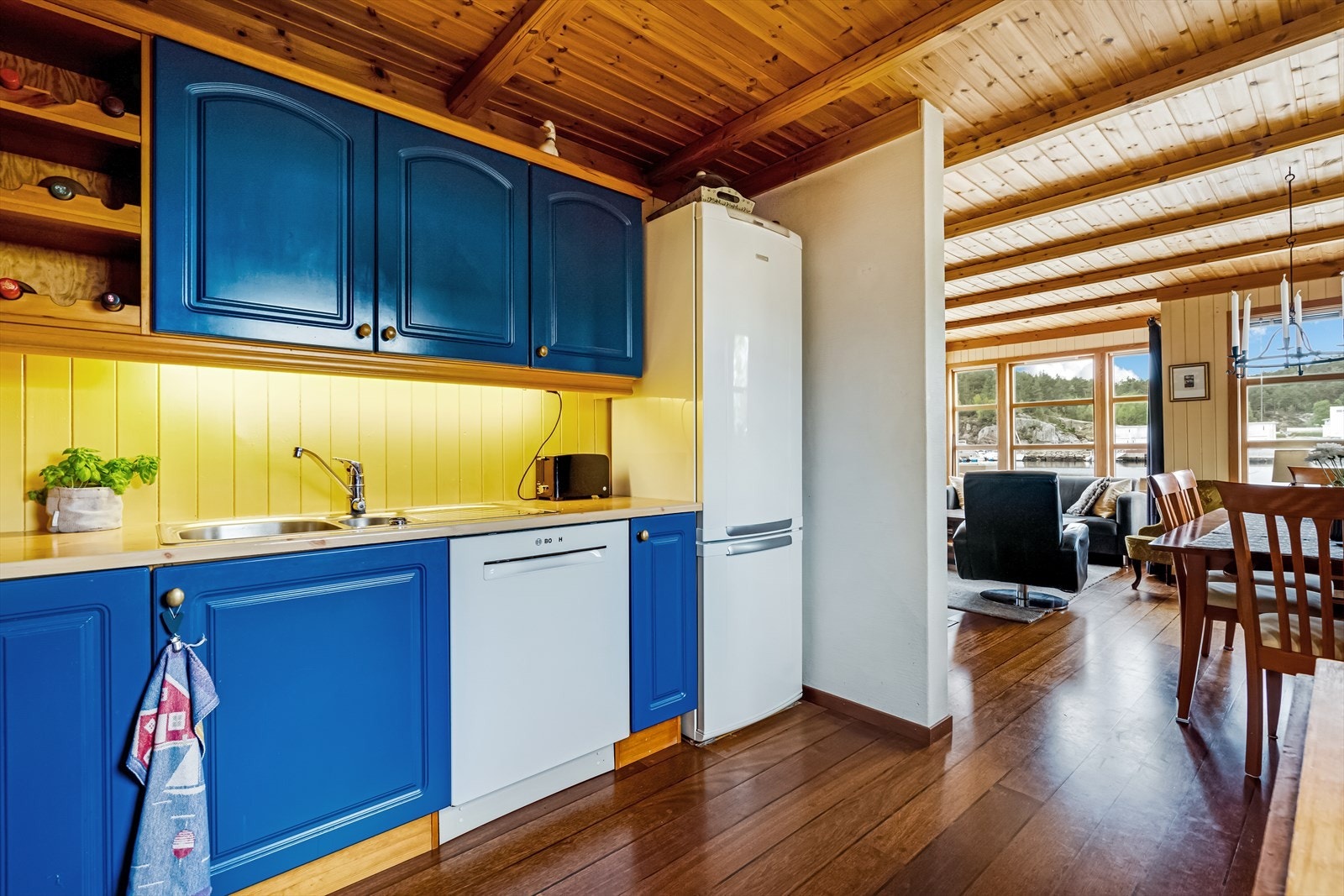 Kjøkkenet har en åpen og sosial atmosfære til stuen Galleribilde