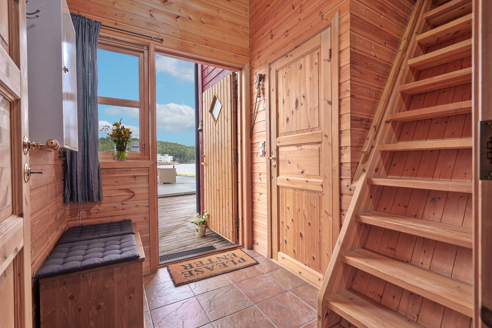 Lys entre med plass til oppheng av ytterklær Galleribilde