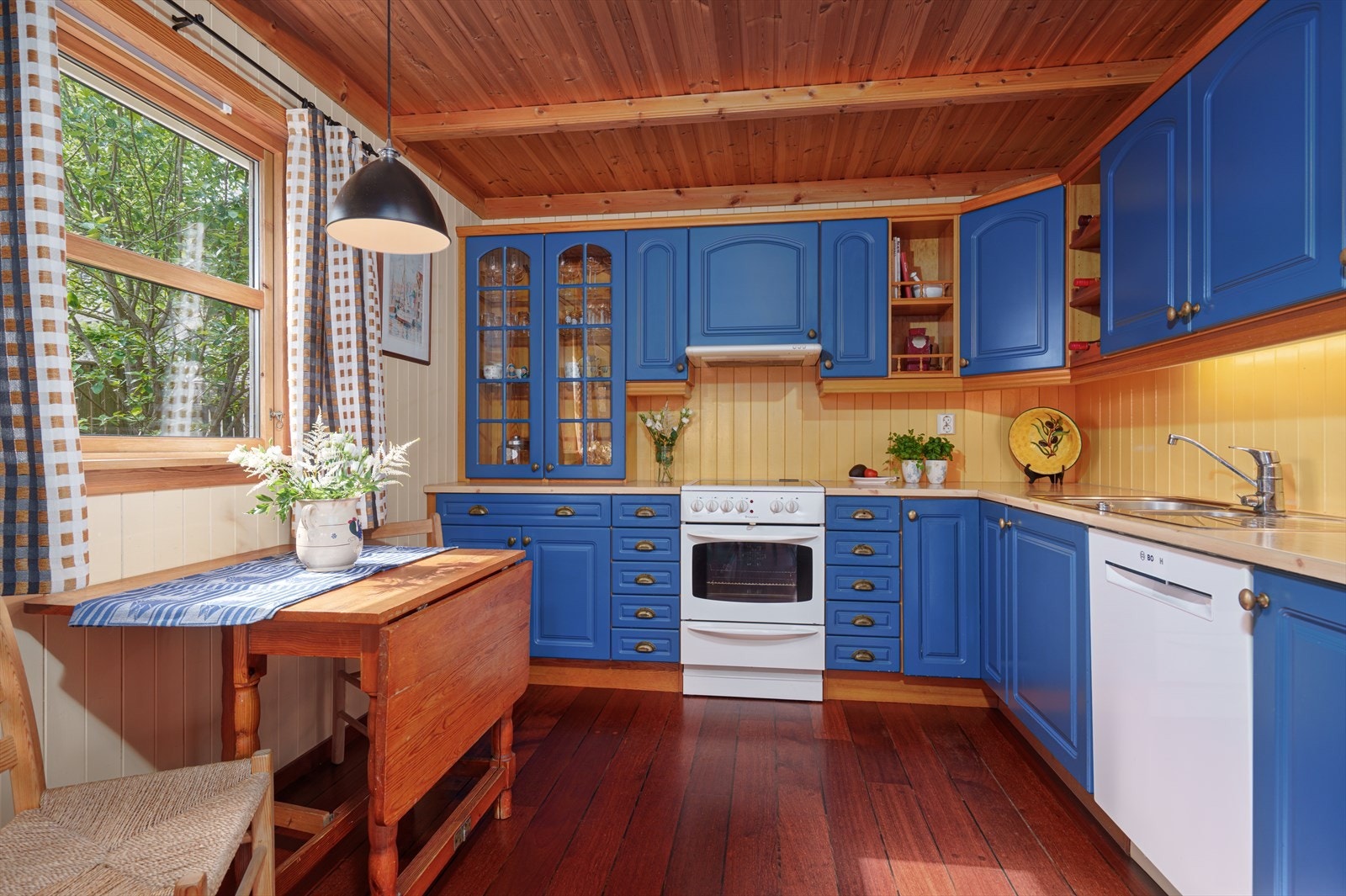 Praktisk kjøkkeninnredning med god skap- og benkeplass Galleribilde