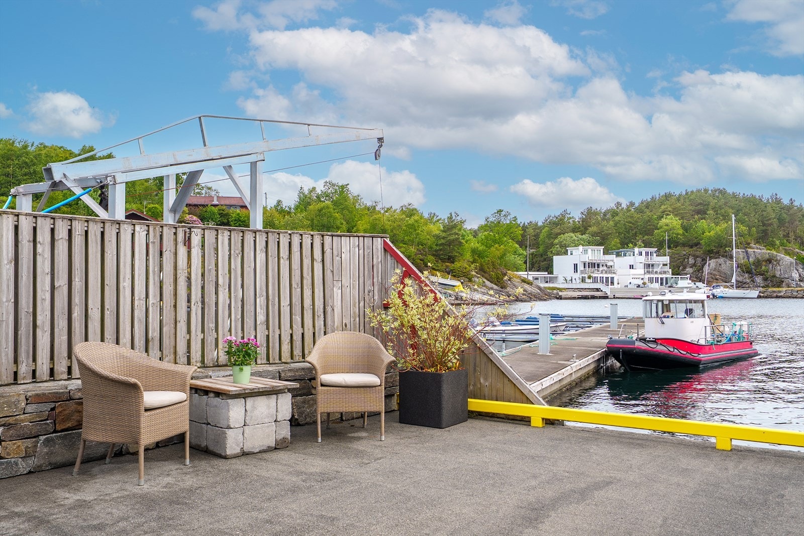 God plass til flere sittegrupper Galleribilde