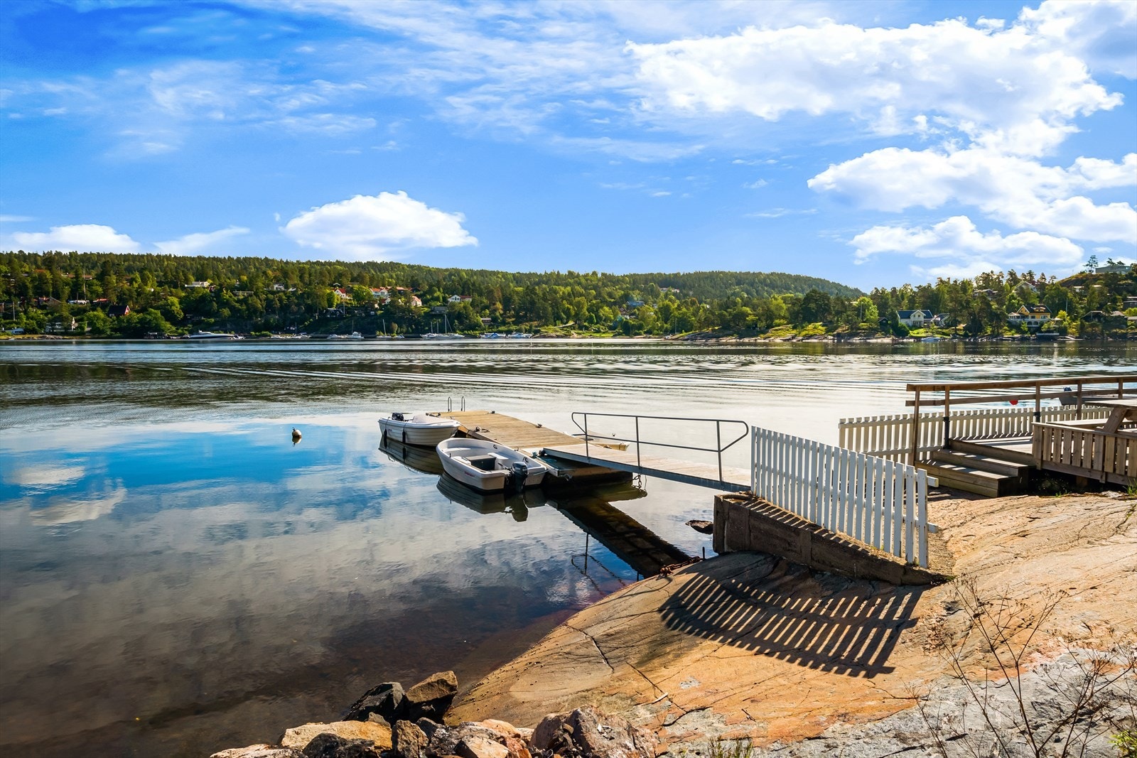 Kjærnes brygge ligger tvers over sundet - kun noen minutter med småbåt Galleribilde