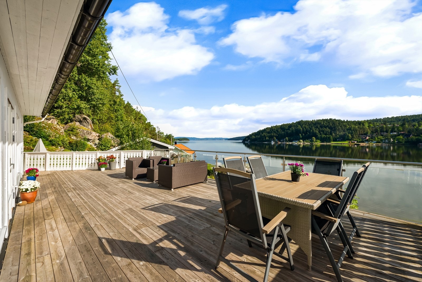 Utgang fra stue til stor utsiktsterrasse Galleribilde