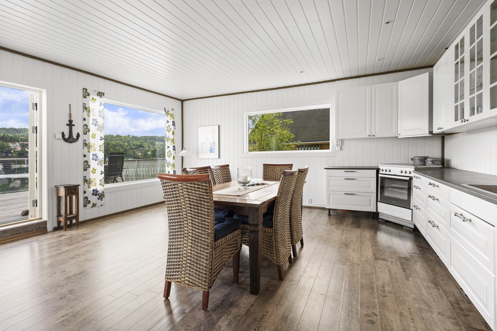 Åpen løsning med kjøkken, stue/spisestue Galleribilde