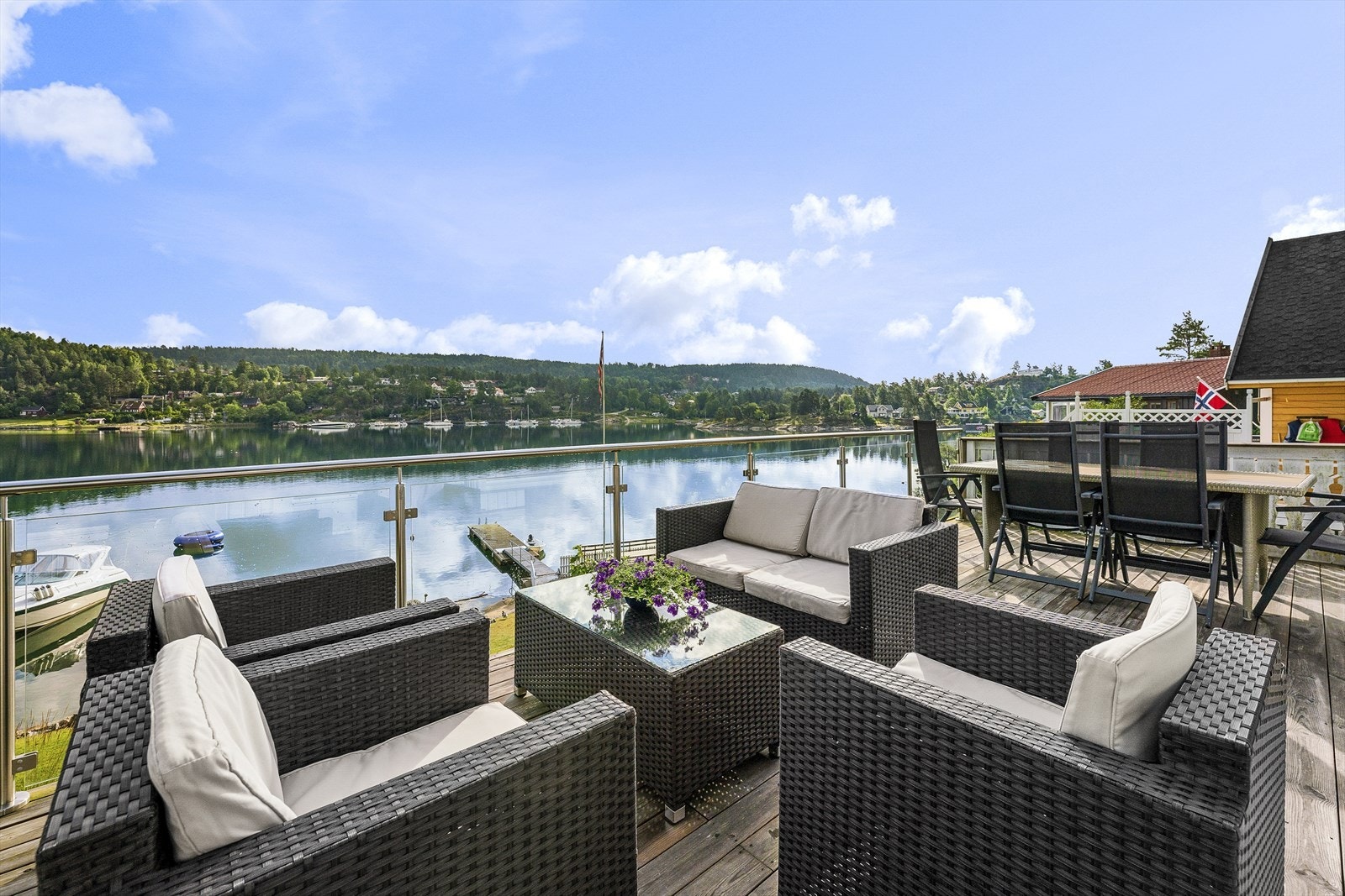 Utgang fra stue til flott utsiktsterrasse Galleribilde