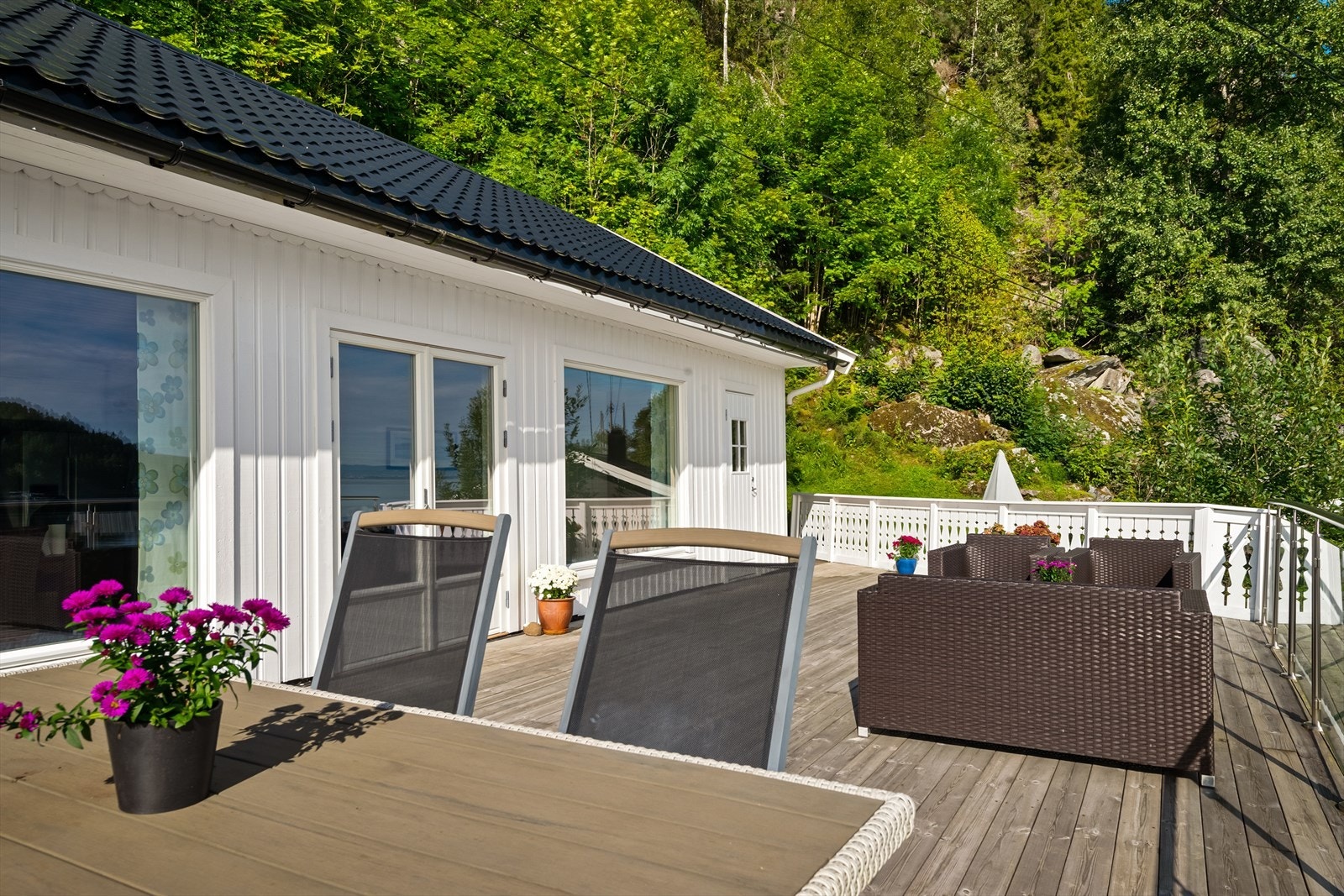 Glassrekkverk i front - god plass til sittegrupper etter eget ønske Galleribilde