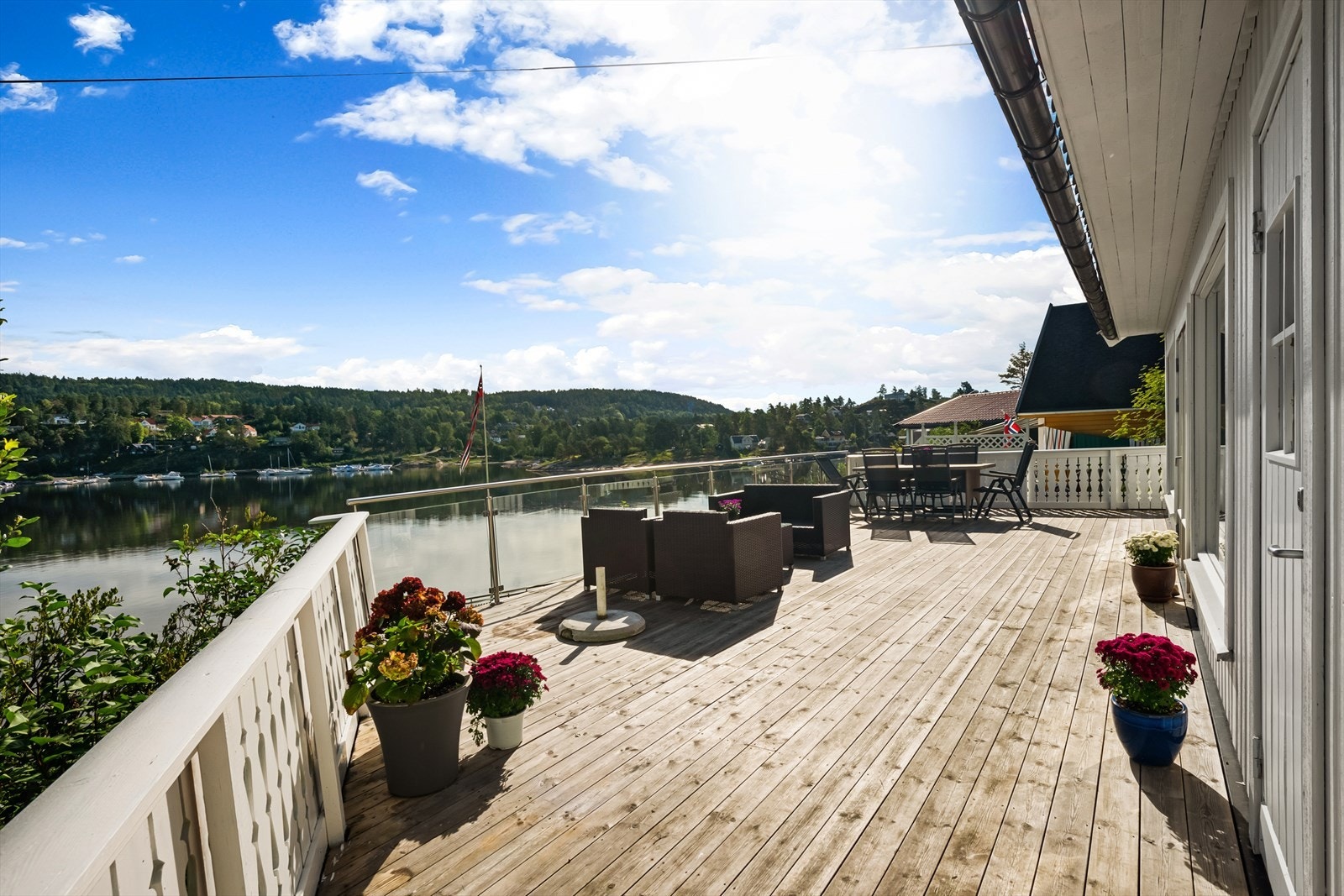 Ca. 40 minutters kjøretur fra Oslo sentrum - velkommen til hyttegrenda Strandly med felles strandlinje Galleribilde