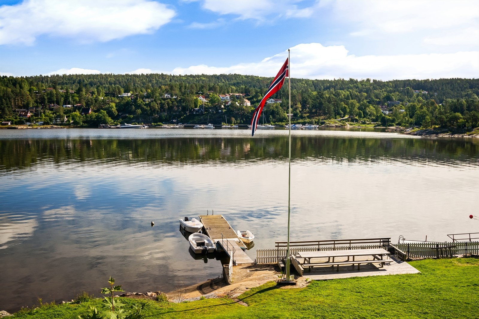 Dypvanns-flytebrygge som deles med kun 1 nabo Galleribilde