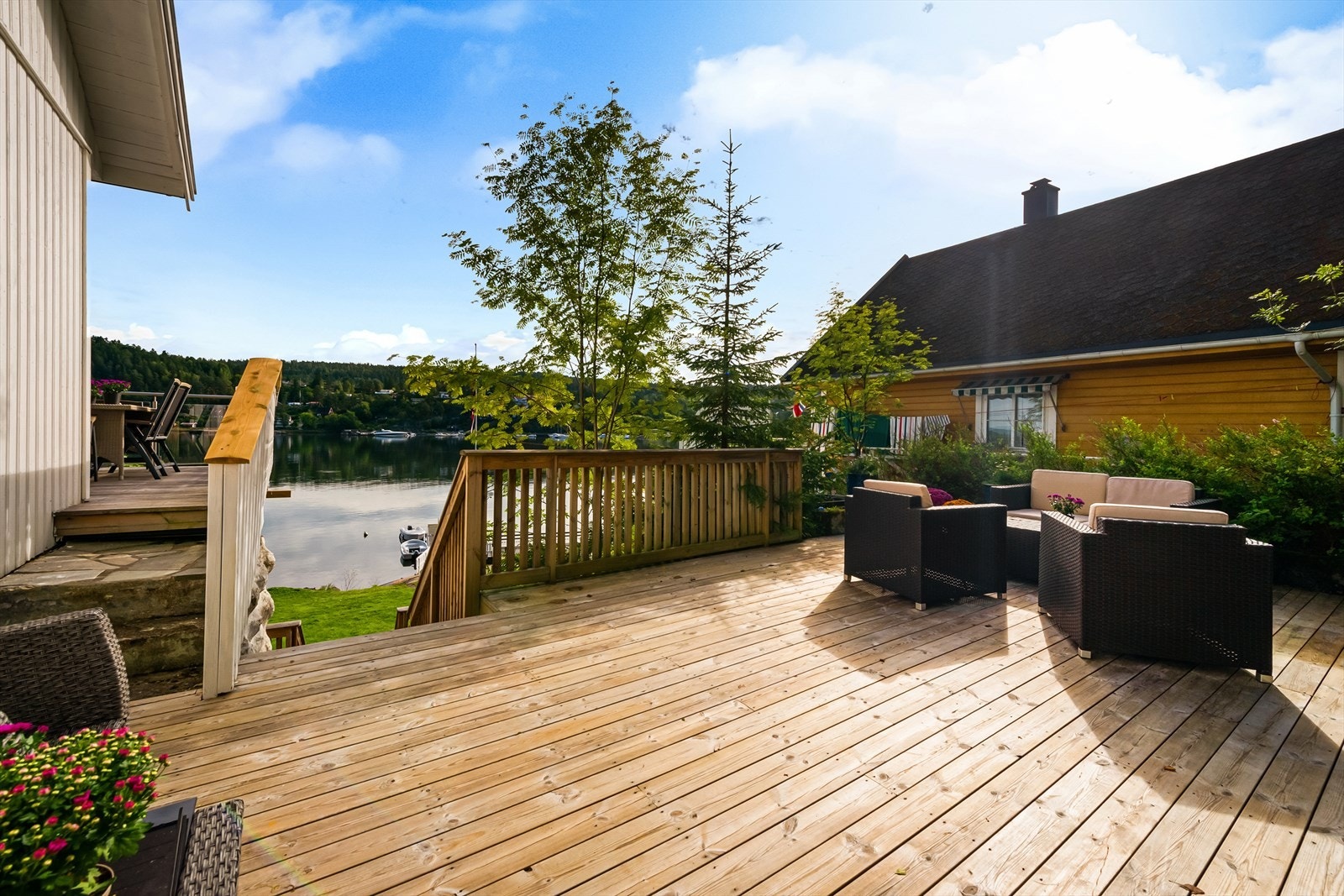 Terrasse på sørsiden av hytta Galleribilde