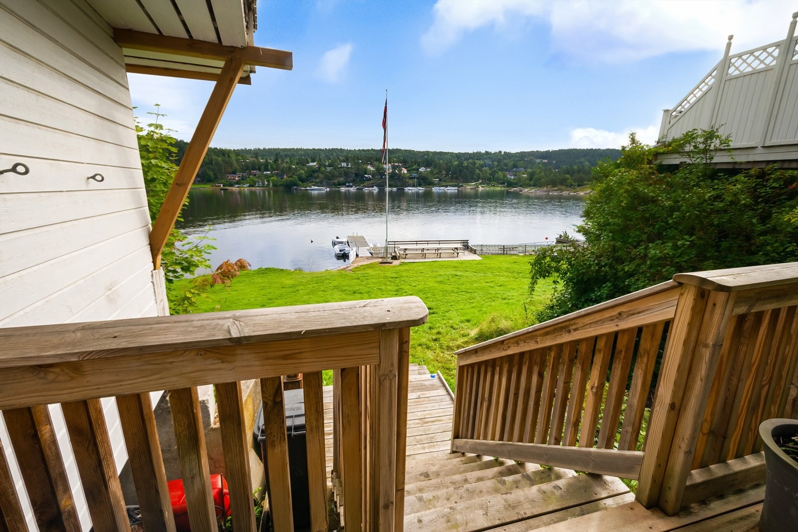 Kort vei fra terrassen til sjøen Galleribilde