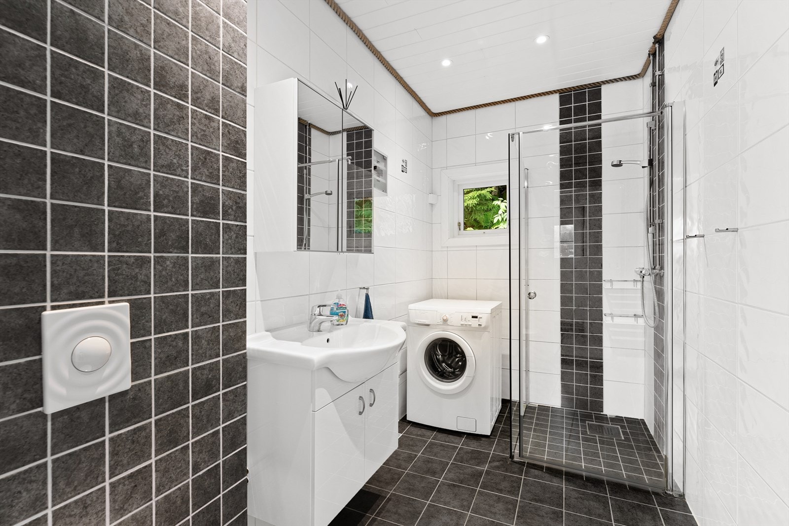 Bad /vaskerom med boligmessig standard Galleribilde