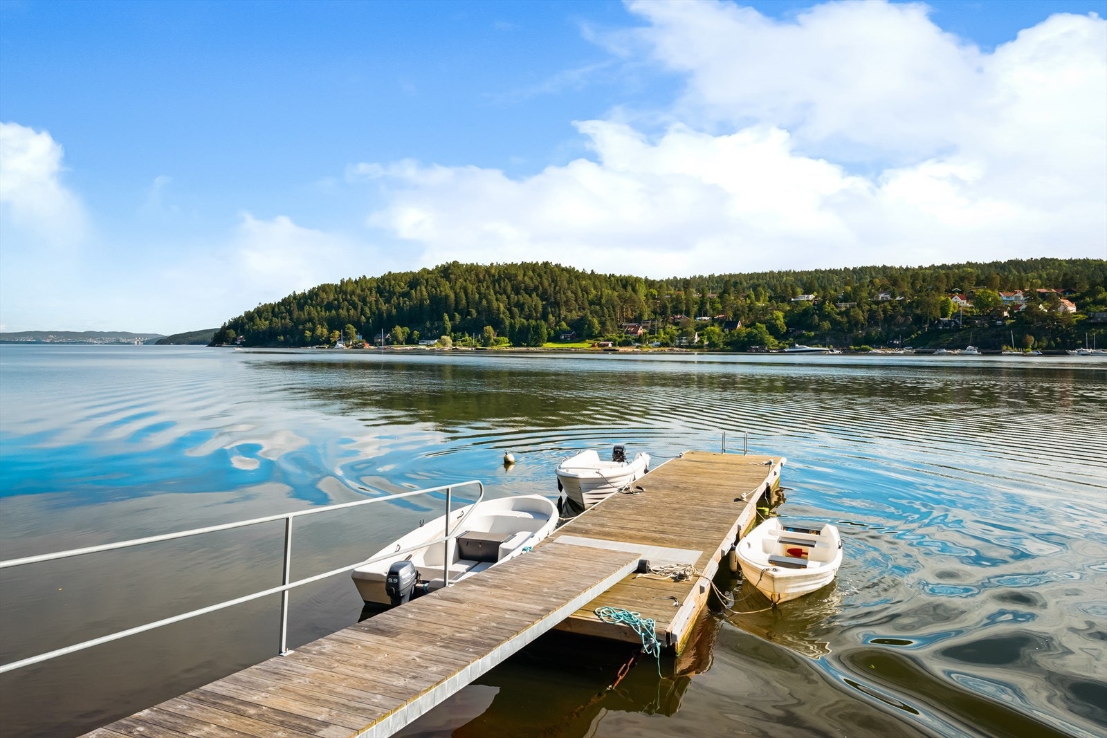 Oslo i horisonten og Kjærnes brygge på andre siden av sundet Galleribilde