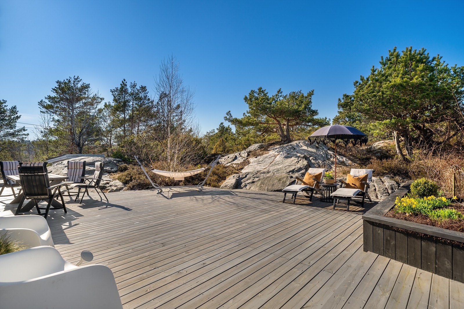 Solrik og lun terrasse ved inngangspartiet. Galleribilde