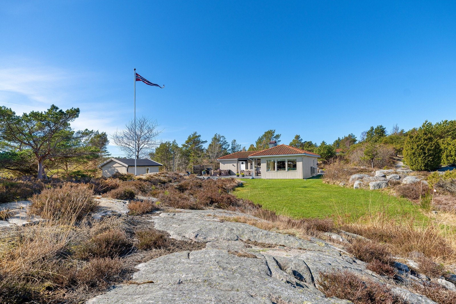Usjenert og solrik tomt. Galleribilde