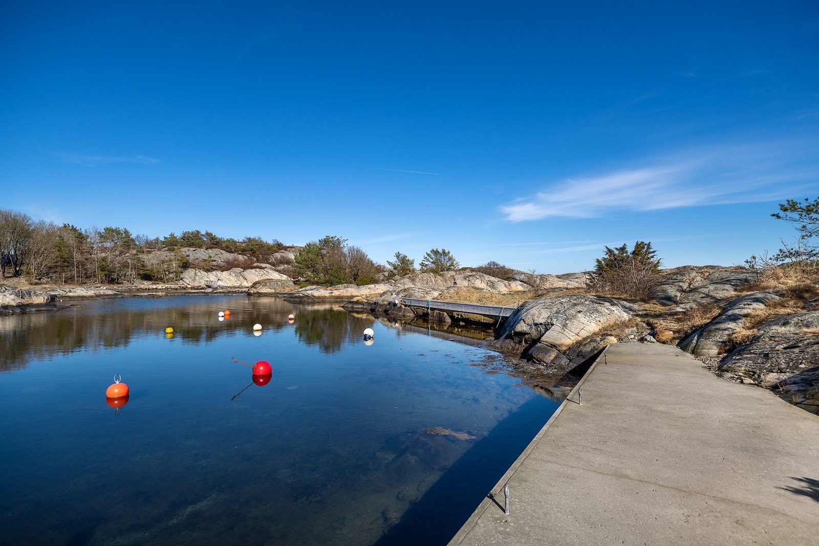 Båtplassen i en lun havn. Galleribilde