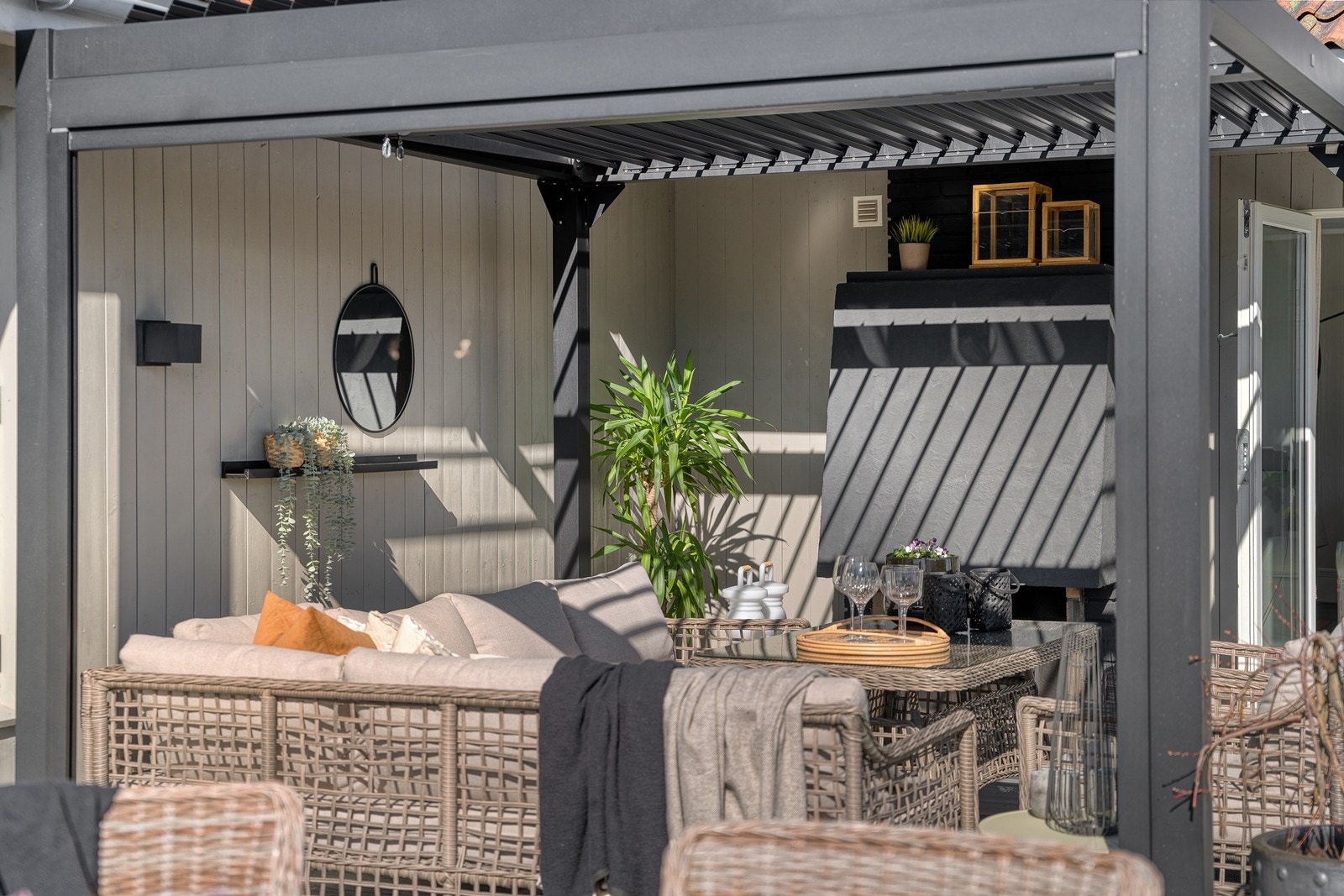 Pergola og utepeis. Galleribilde