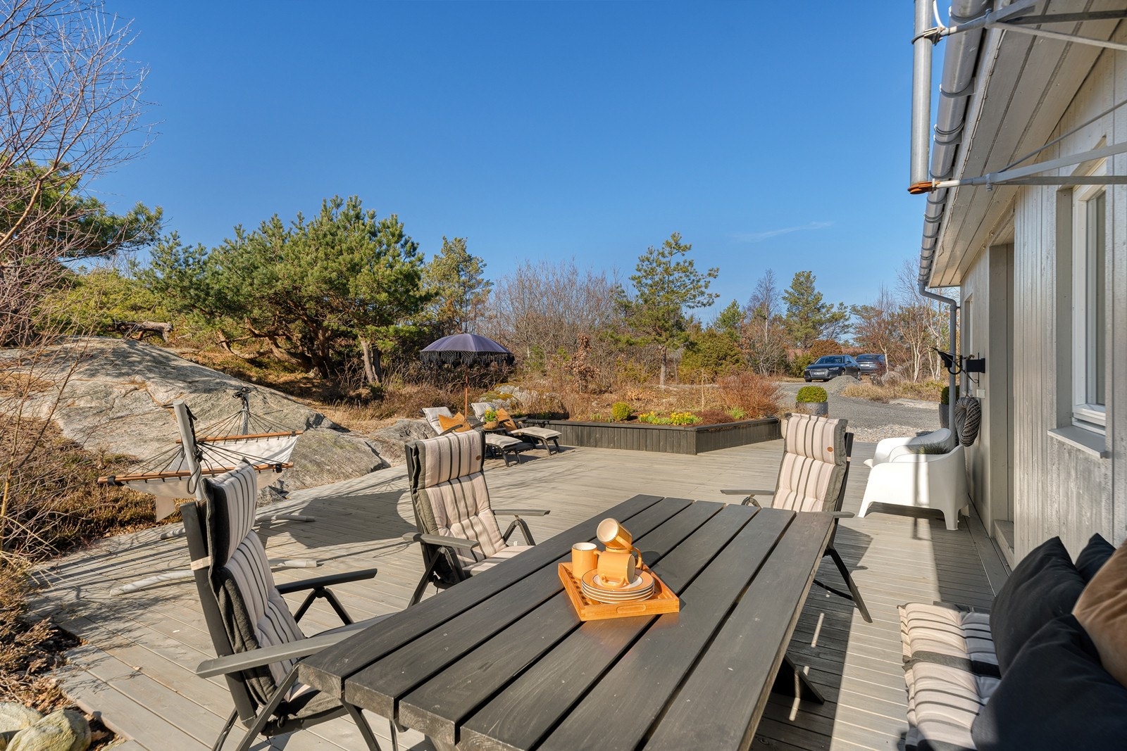 Solrik og lun terrasse ved inngangspartiet. Galleribilde