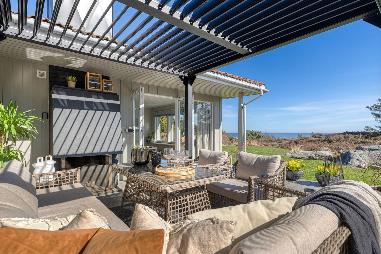 Pergola med utsikt til horisonten og havet. Peis. Galleribilde