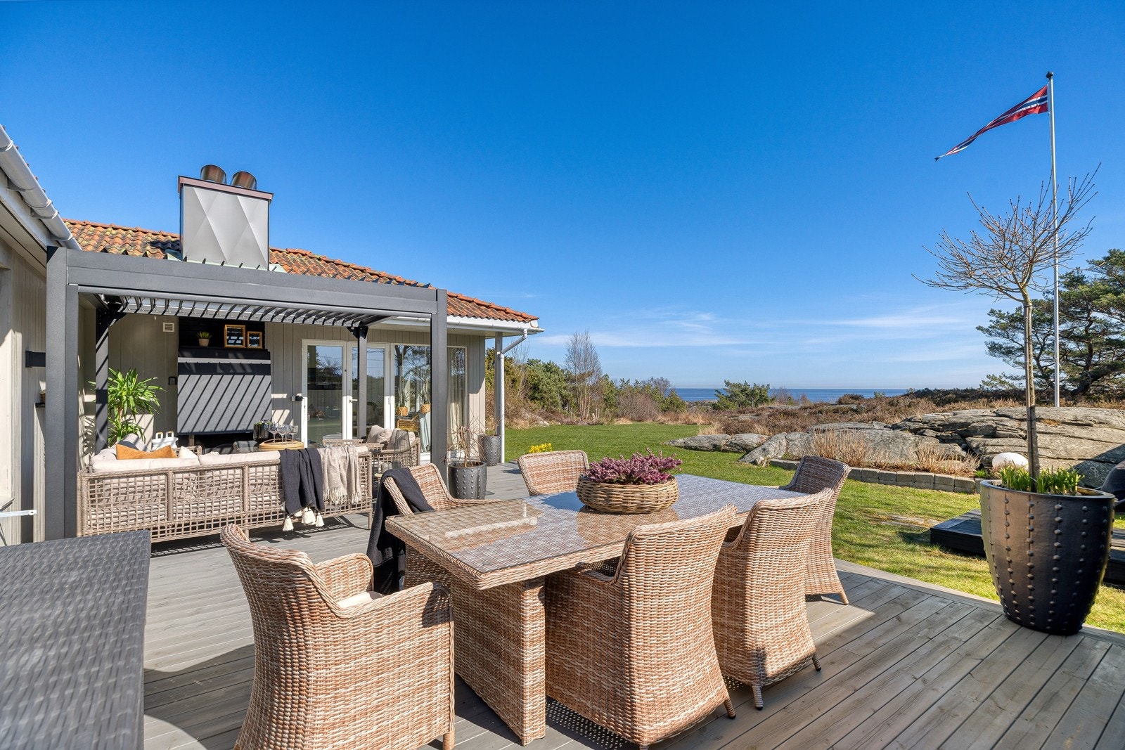 Flott utsikt fra uteplassen. Pergola med utepeis når sommerkveldene skal nytes. Galleribilde