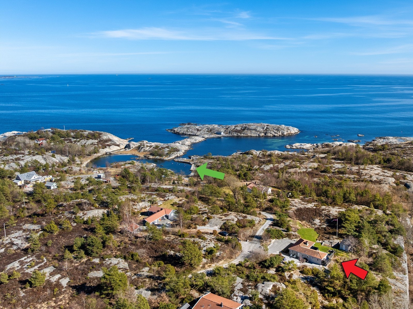Solrik med flott utsikt mot havet og horisonten. Grønn pil er båtplass. Galleribilde