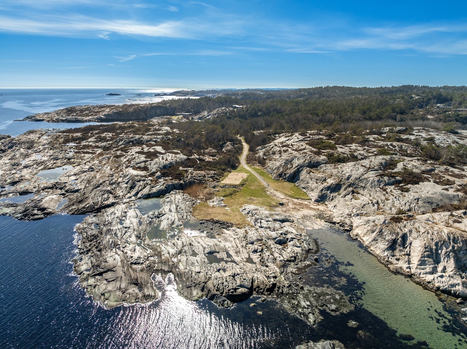 Flotte svaberg og strender i umiddelbar nærhet. Galleribilde