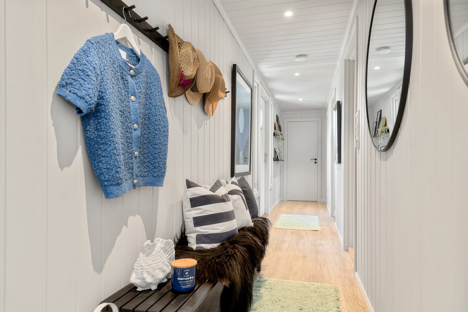 Velkommen inn. Bad til høyre, så stue. Kjøkken rett frem. Galleribilde
