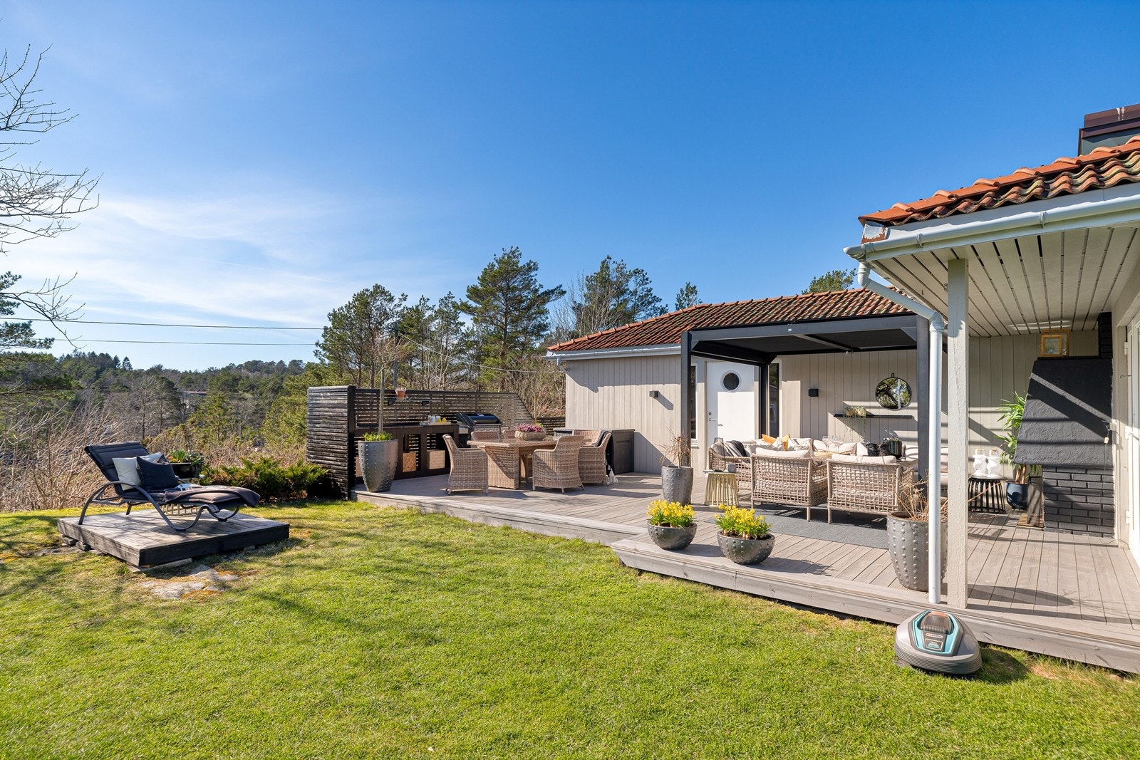 Terrassen og hagen. Flere lune og solrike kroker. Utekjøkken. Galleribilde