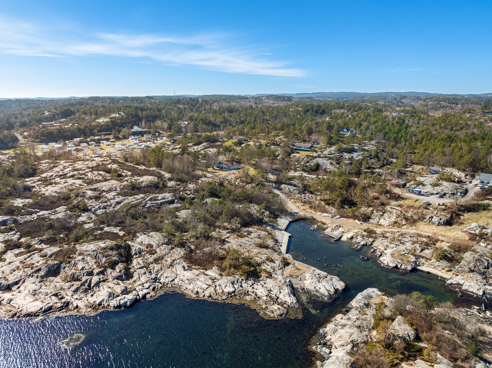 Båtplassen i forkant og hytten midt i bildet. Galleribilde