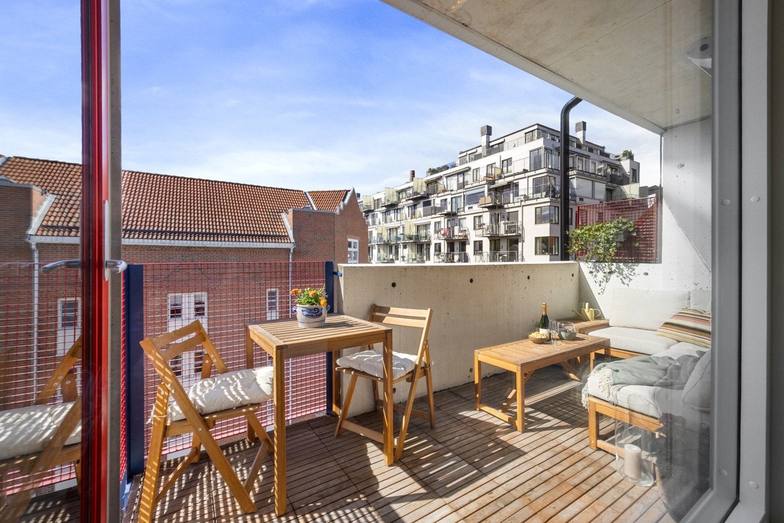 På varme sommerdager blir det naturlig å åpne glassdøren, så blir stuen forlenget med en herlig balkong på 8kvm. Galleribilde