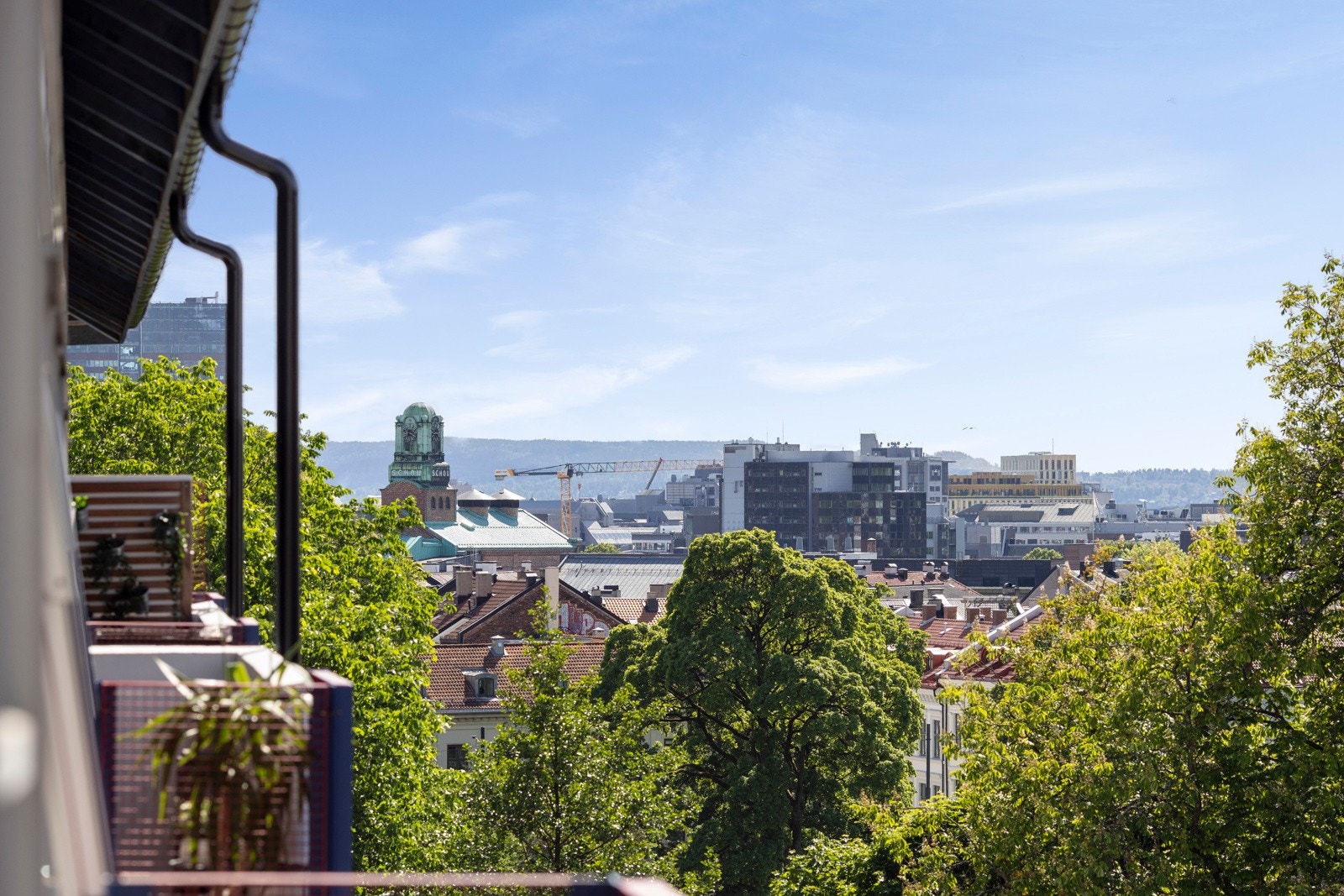 En lys og pen 3-roms toppleilighet med solrik balkong og fin utsikt. Galleribilde