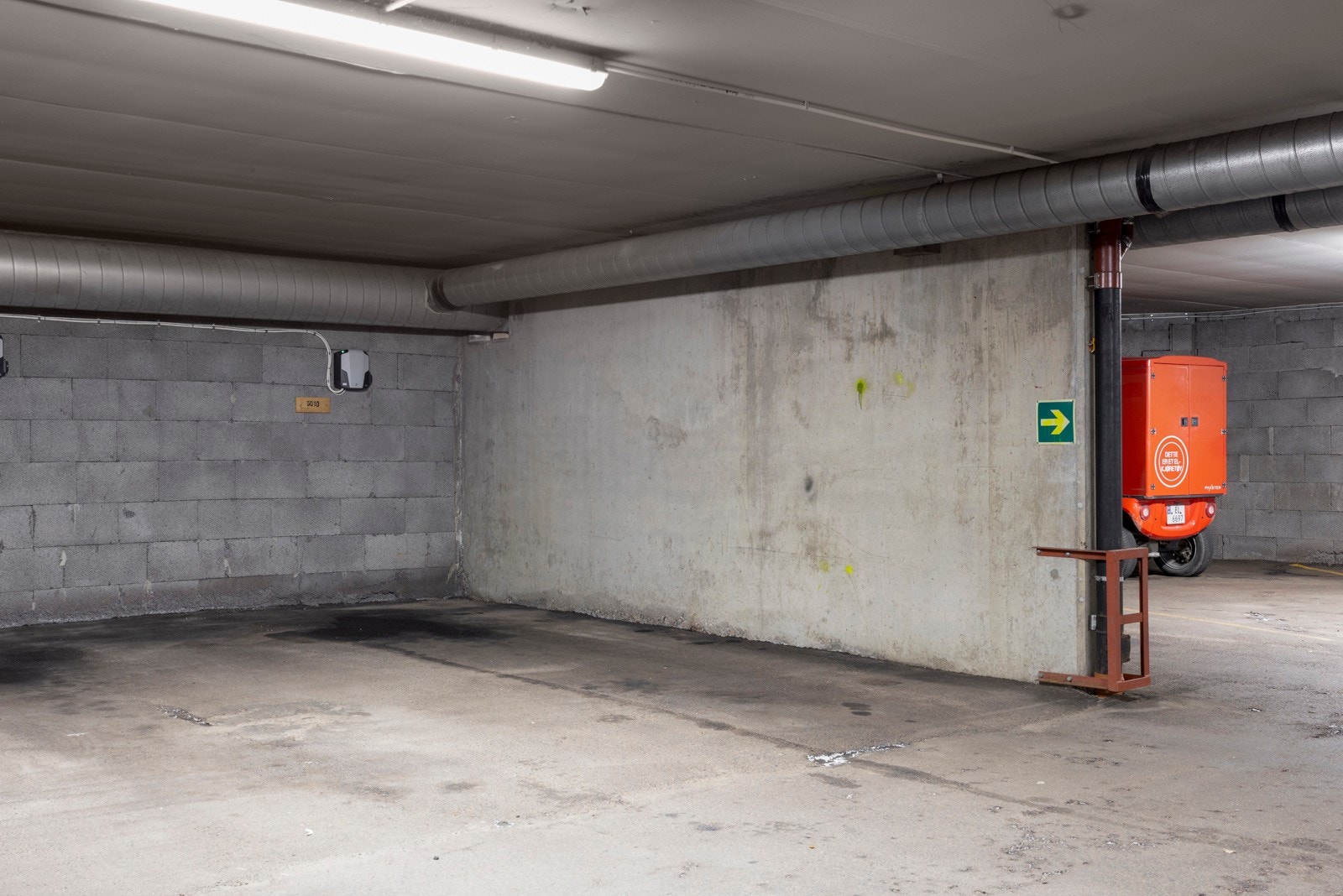 Leiligheten har bruksrett til garasjeplass med lader i felles garasjeanlegg. Galleribilde