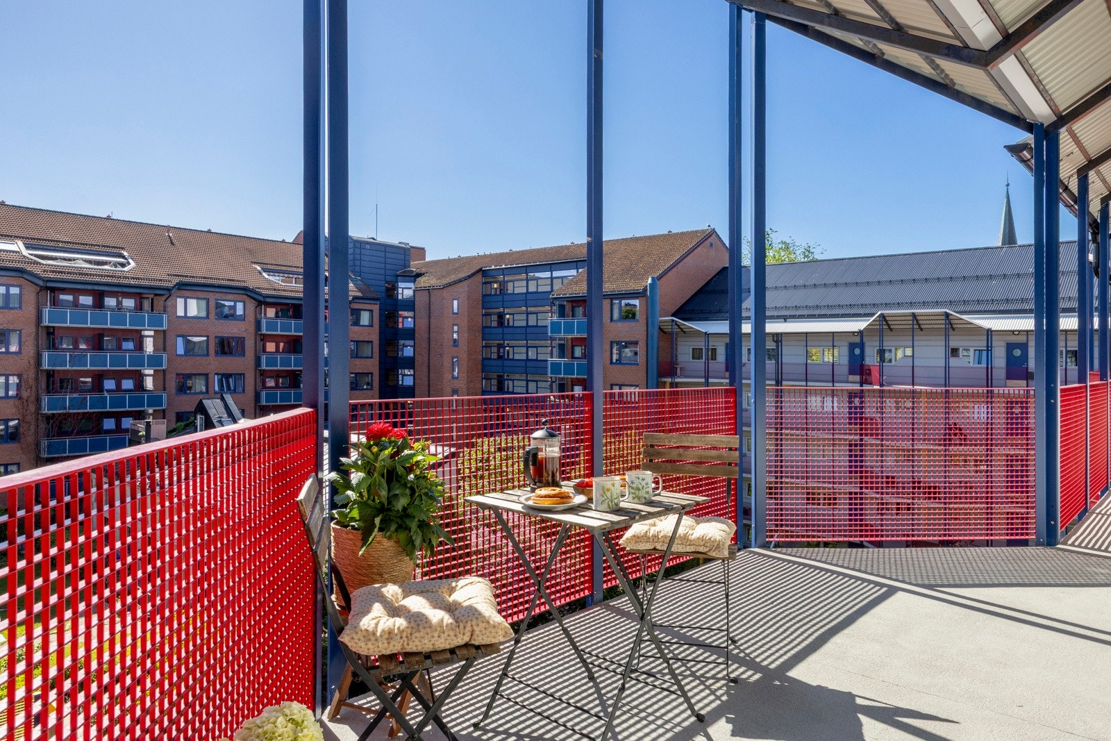 Leiligheten har et hyggelig inngangsparti via svalgang. Galleribilde