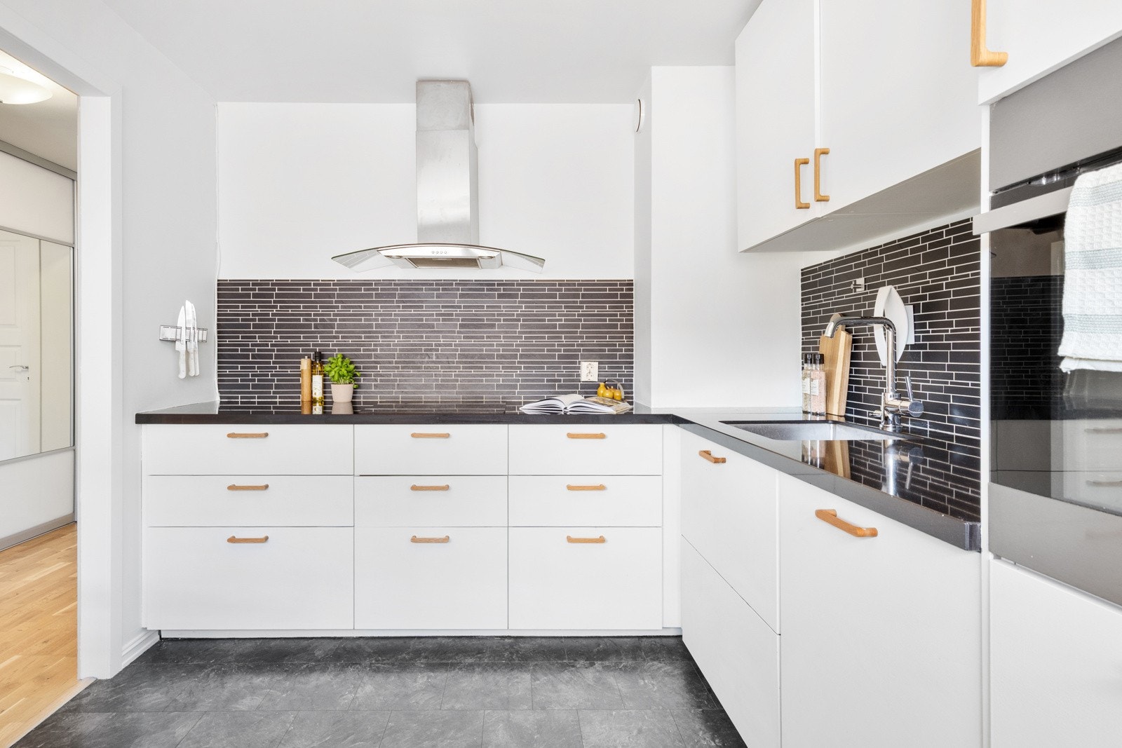 Integrert stekeovn, platetopp og oppvaskmaskin medfølger handelen. Galleribilde