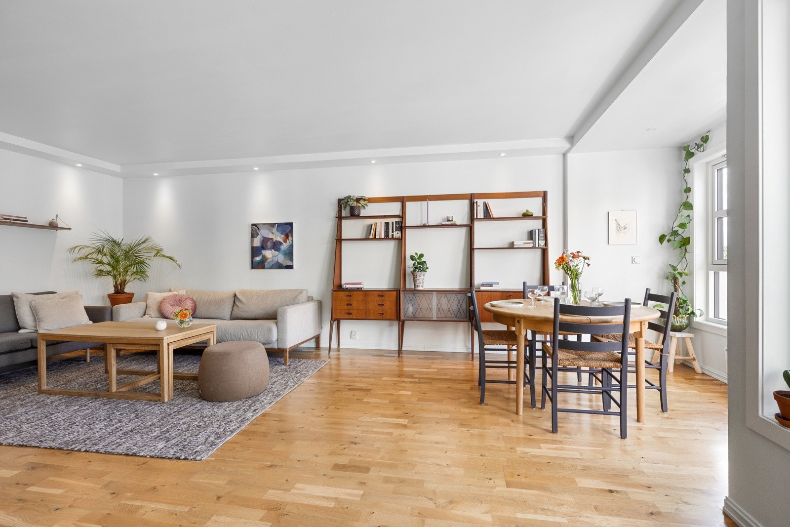 Flotte møbleringsmuligheter med god plass til sofaseksjon med tilhørende møblement, samt spisebord for hyggelig sammenkomster. Galleribilde