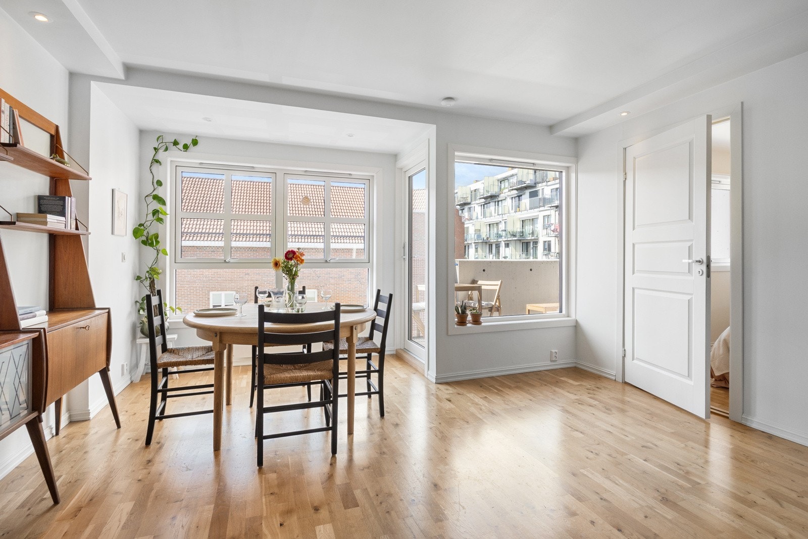 Stuen har store vindusflater og utgang til balkong, som gir godt med naturlig lysinnslipp og en luftig romfølelse på sommerstid. Galleribilde