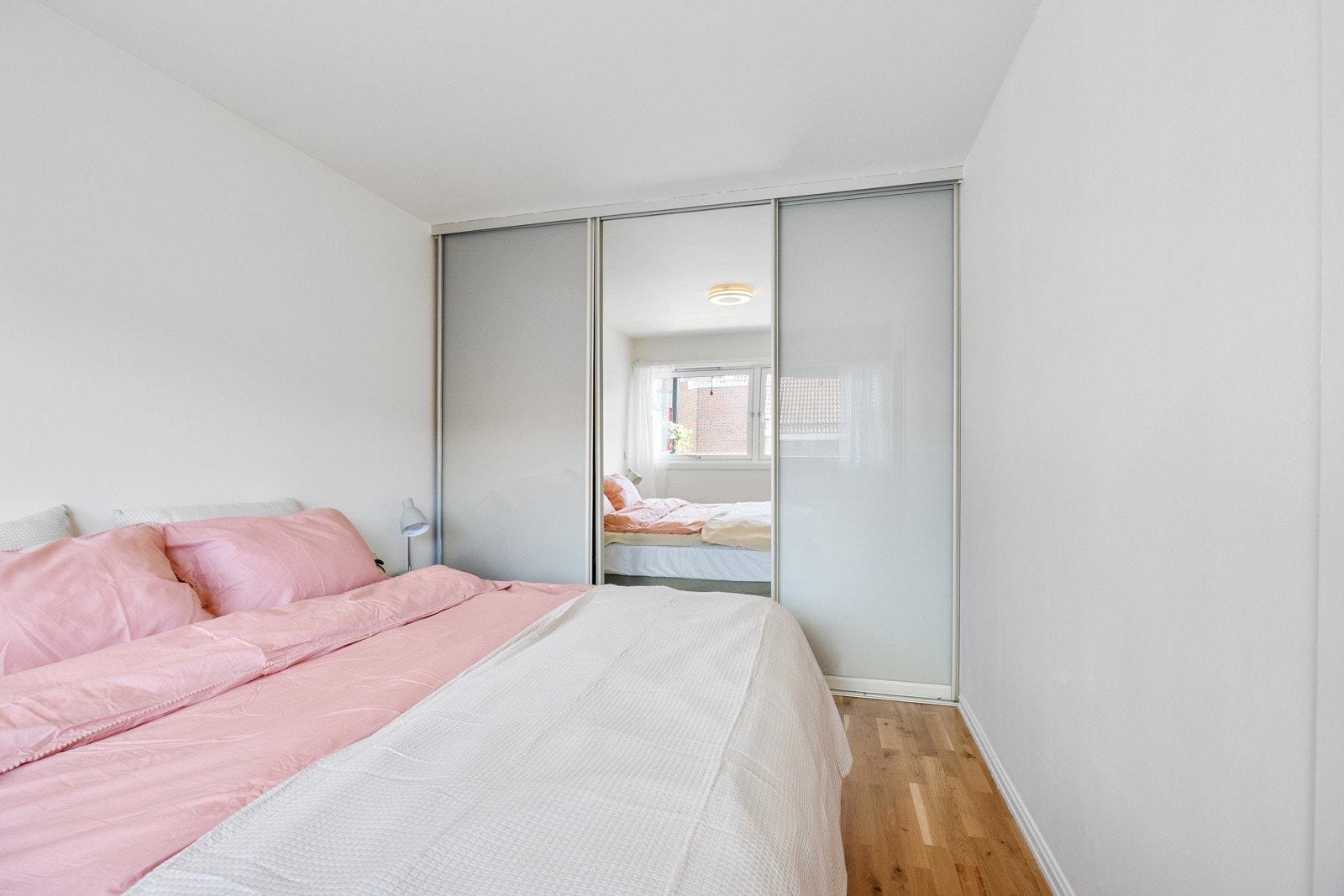 Innredet med en skyvedørgarderobe som gir rommet rikelig med skapplass. Galleribilde