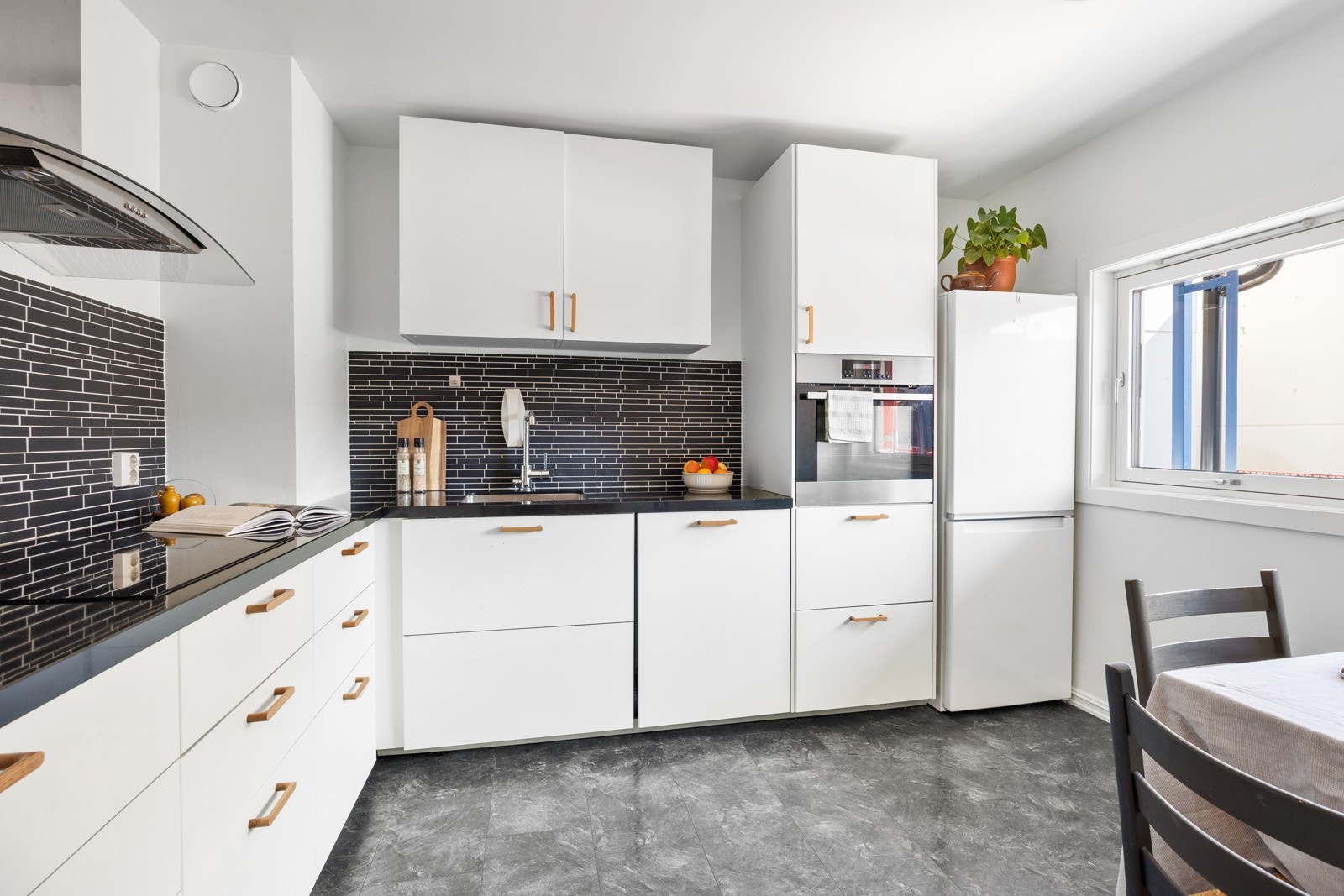 Kjøkkenet er fra 2014 og har godt med arbeidsflate og skapplass, samt plass til et spisebord ved vinduet. Galleribilde