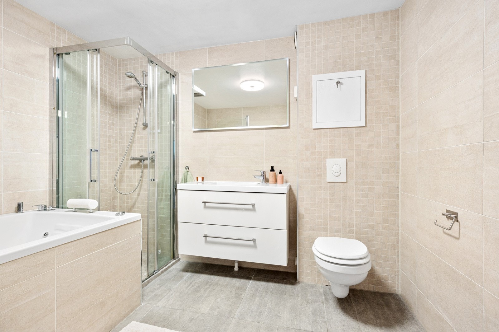 Lyst og flislagt baderom fra 2014 med gulvvarme. Galleribilde